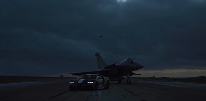 Bugatti Chiron Sport Les Légendes du Ciel vs Jet Rafale