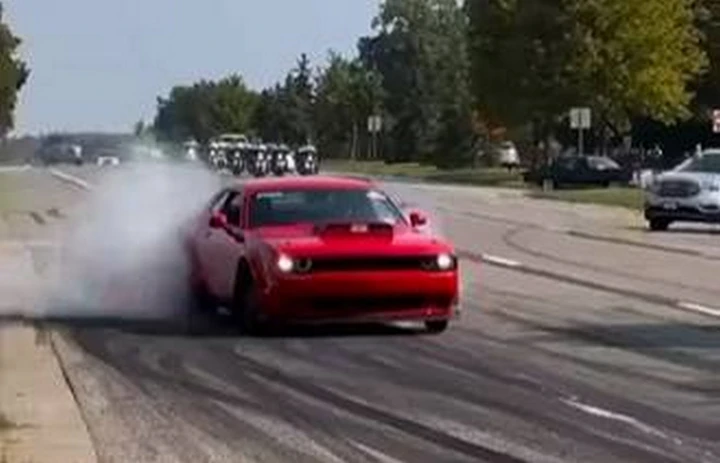 Dodge Challenger: show a ruote fumanti con la polizia alle spalle | Video