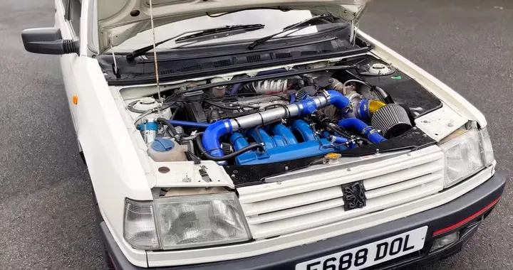 Nessuno potrebbe pensare che questa vecchia Peugeot ha 400 CV