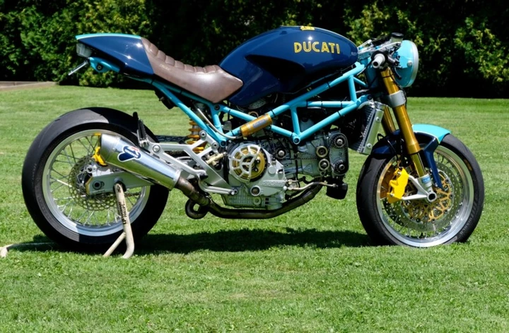 Questa Ducati Monster S4 da 108 CV ha una storia incredibile