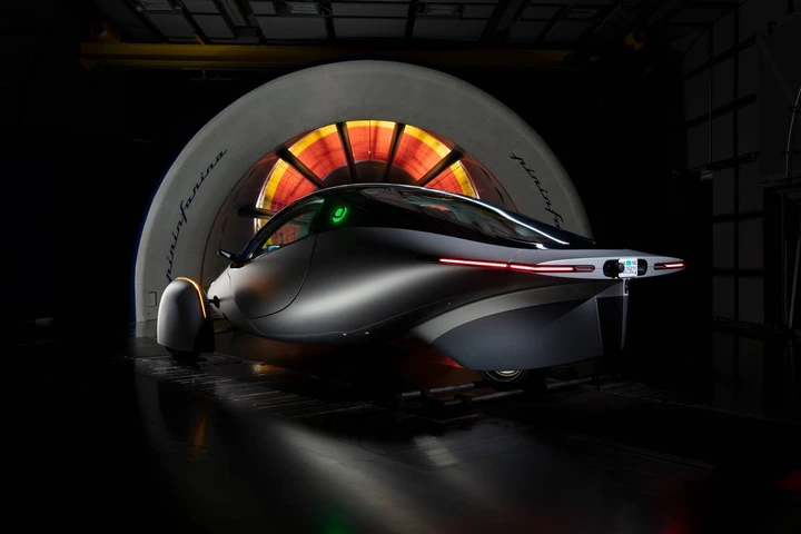 CES 2025: Aptera Motors e Pininfarina presentano il veicolo solare elettrico