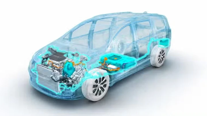 Stellantis prepara un nuovo ibrido: vuole eliminare i ritardi tra motore, cambio ed EV