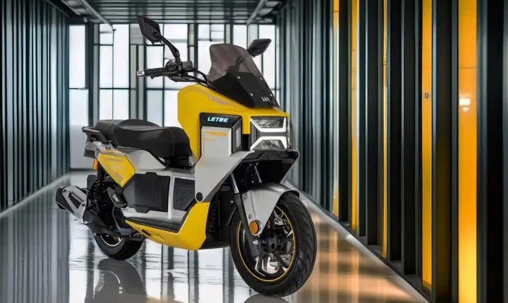 Lo scooter cyberpunk che fa 500 km con un pieno: arriva il Mecha 125