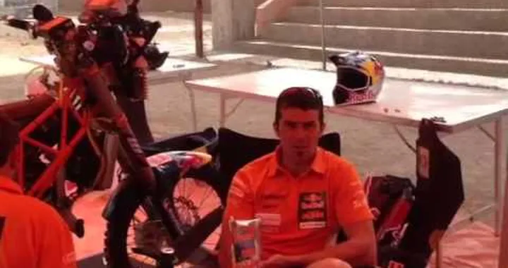 Así se esquiva un tren en moto