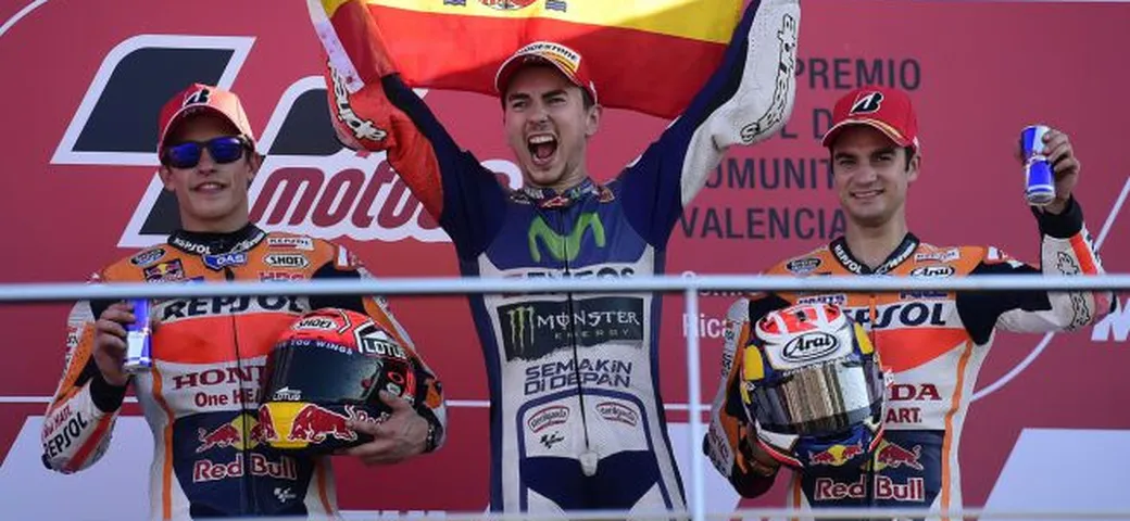 MotoGP, è Lorenzo il “Number one”. Ma Rossi accusa: “Biscottone!”. Campionato “fasullo” o Valentino “fuorigiri”?