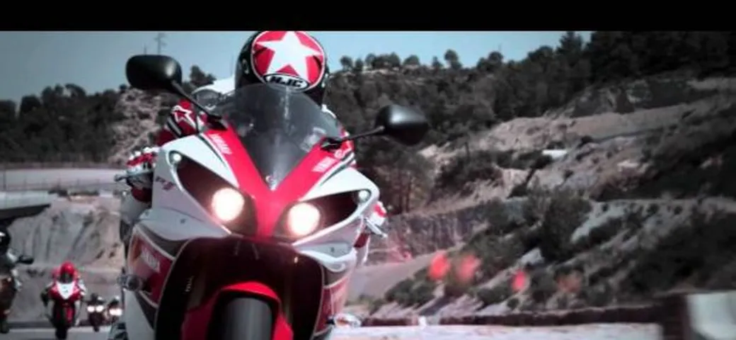 Ben Spies in pista con la nuova Yamaha YZF-R1 2012