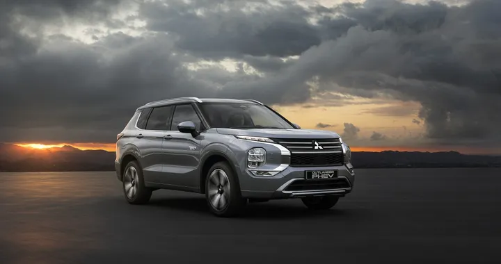 Nuovo Mitsubishi Outlander PHEV: potenza ibrida e design elegante