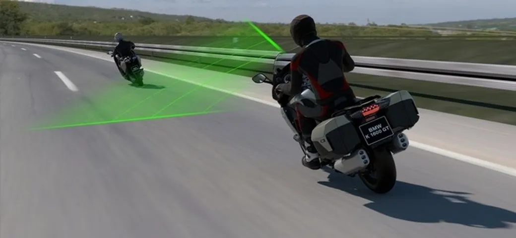 BMW presenta l'Active Cruise Control per moto