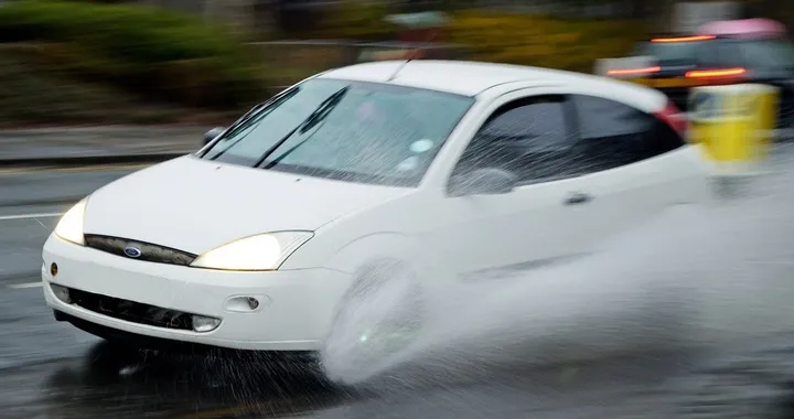 Aquaplaning: che cos’è e come gestirlo alla guida