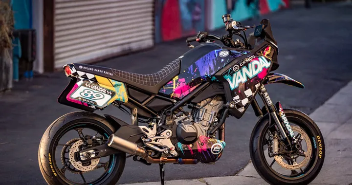 Vandal 450, la moto che non chiede permesso: debutta la supermoto ribelle
