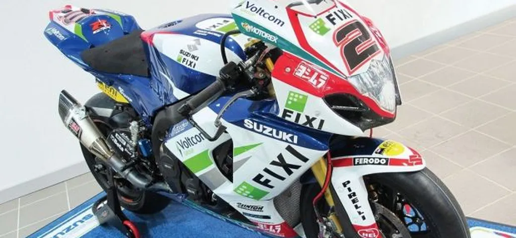 WSBK 2013: le primi immagini della Fixi Crescent Suzuki GSX-R1000 di Camier e Cluzel