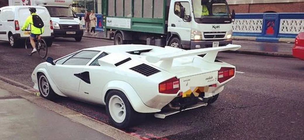 Qualcuno ha abbandonato una Lamborghini Countach sul Tower Bridge