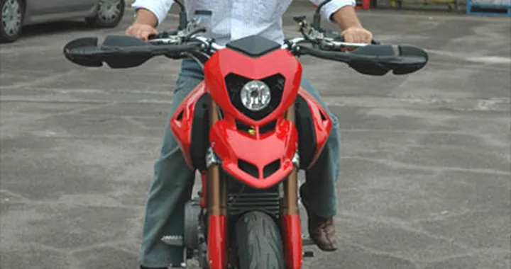 Hypermotard, agile e compatta!