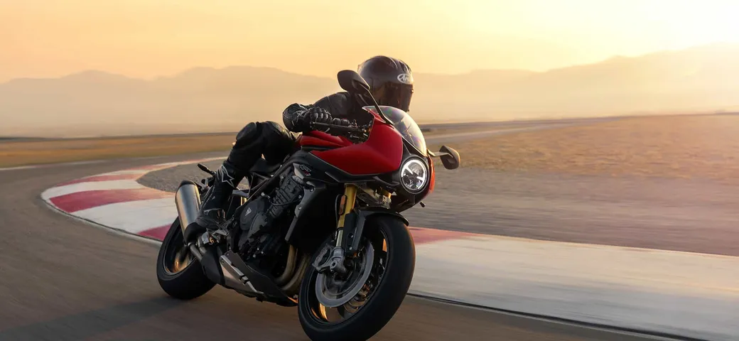 Triumph Speed Triple 1200 RR: foto ufficiali, caratteristiche tecniche e prezzi