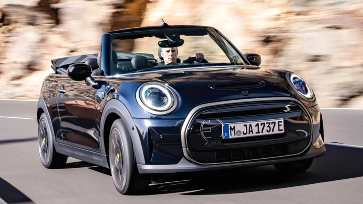 Mini Cooper SE Cabrio: la scoperta diventa alla spina