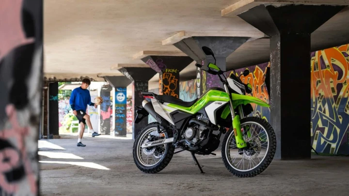 CFMoto 250 Dual: la nuova dual sport economica che sfida Honda e Kawasaki