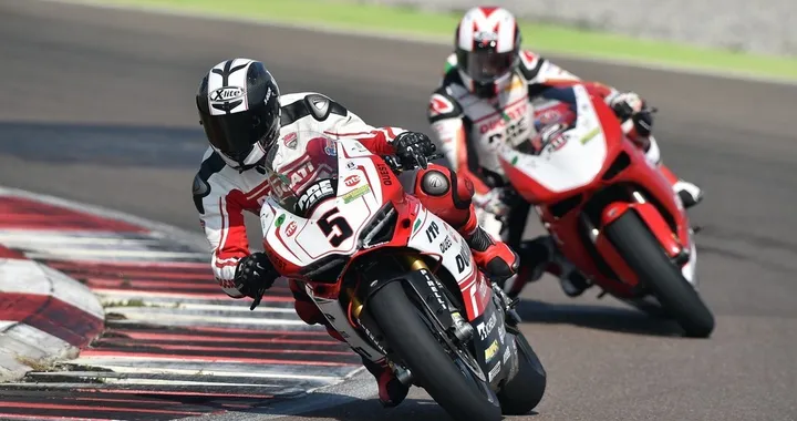 Alex Puzar in pista sulla Ducati Panigale R Superbike
