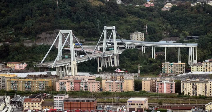 Genova, pericolo imminente per il pilone rimasto in piedi: scavi sotto le macerie proseguono