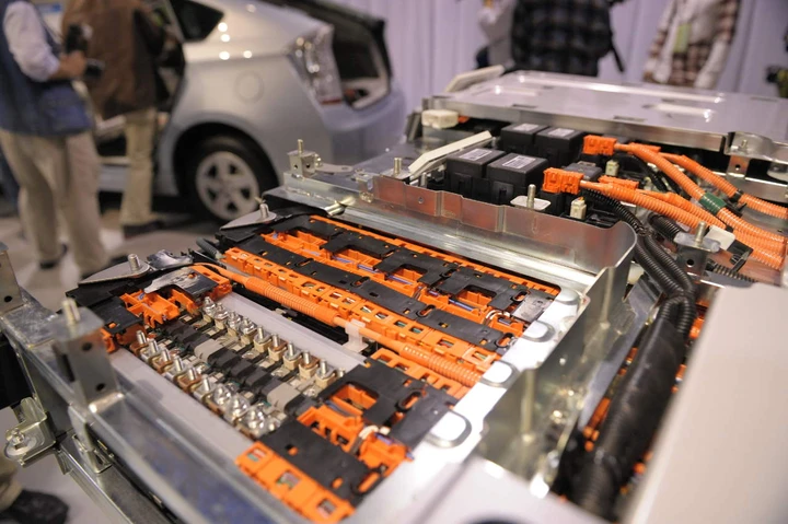 Batterie per auto elettriche: uno studio indica una riduzione dei costi del 90%