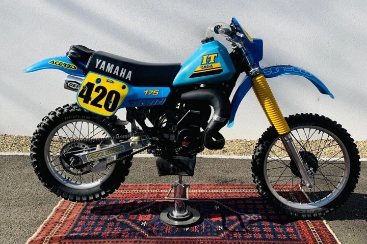 Yamaha IT175: l'enduro che ti fa dimenticare l'elettronica moderna