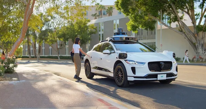 Robotaxi Waymo bloccato: incidente evidenzia i limiti della guida autonoma