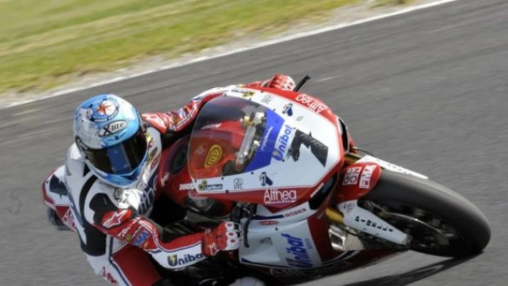 Donington Superpole: bis di Checa (Ducati). Ma in pista (e fuori) scintille roventi Biaggi-Melandri