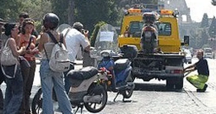 Fermo del motorino per 2 mesi a chi guida senza casco