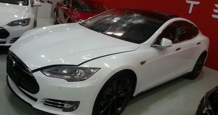 Tesla Model S: un cinese distrugge il parabrezza dopo averla ritirata. Protestava per il ritardo