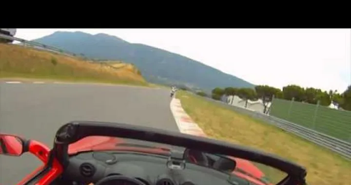Lotus Elise Vs Husqvarna 511 SMR: il video confronto di Autoblog