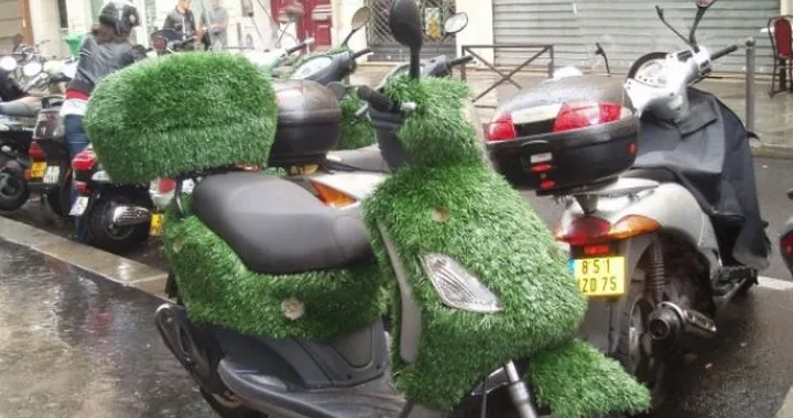 Foto del giorno: Vespa ecologica parigina