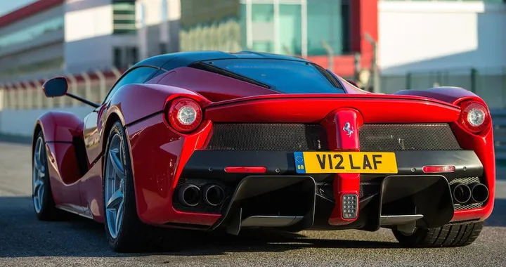 Va all'asta la targa V12 LAF