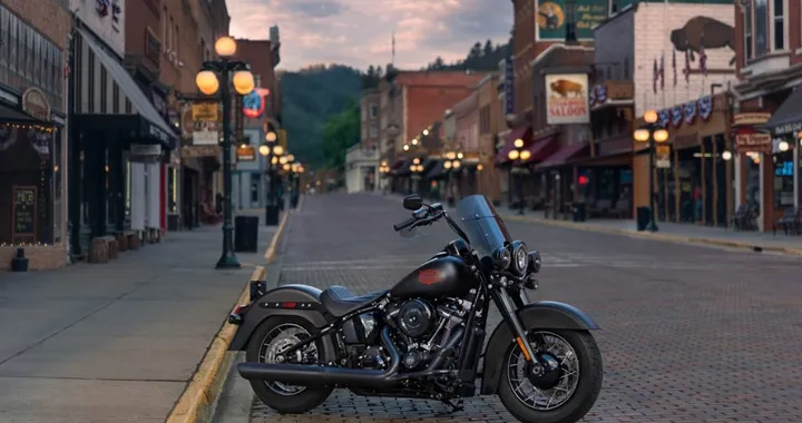 Harley-Davidson Deadwood 2026: la nuova bobber celebra lo spirito di Sturgis