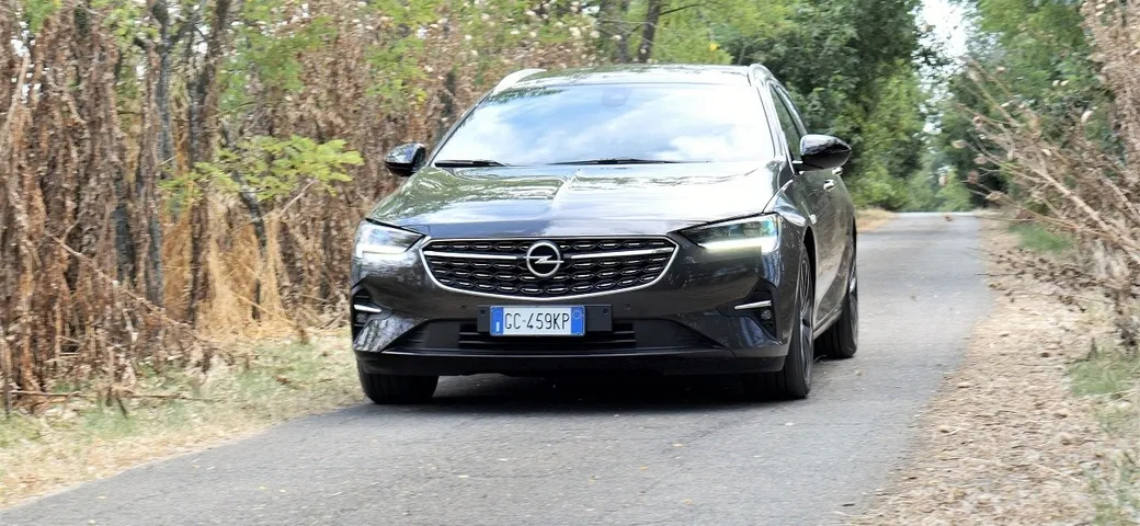 Opel Insignia Sports Tourer 2.0 CDTI AT8 Ultimate: prova su strada