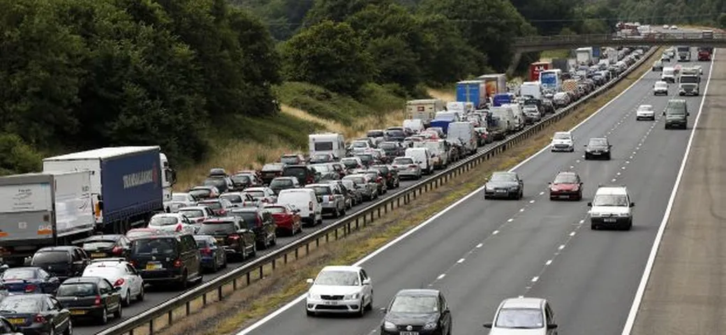 Multato perché troppo lento sulla corsia centrale dell'autostrada