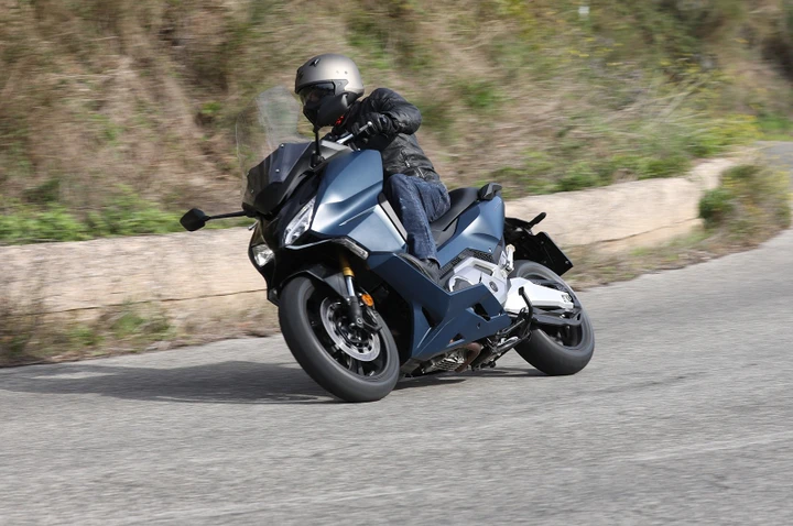 Honda Forza 750: la prova su strada (VIDEO)