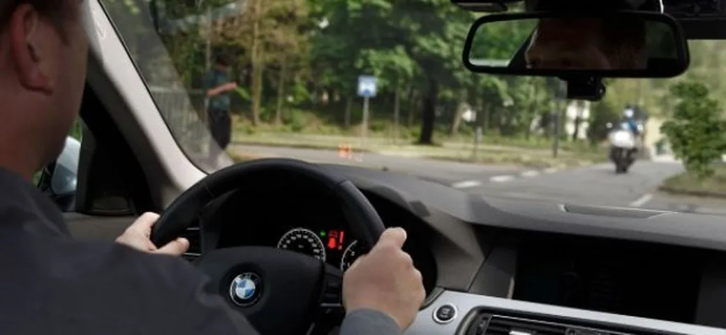 Bmw: sistema di assistenza alla svolta