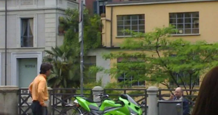 Foto del giorno: quando la modella e' una Moto