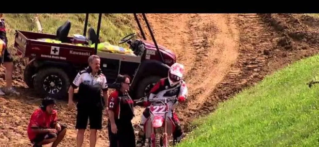 Il singolare volo di Chad Reed durante una gara di motocross /video