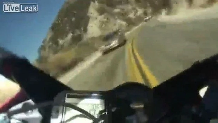Motociclista gioca a dadi con la morte [video]