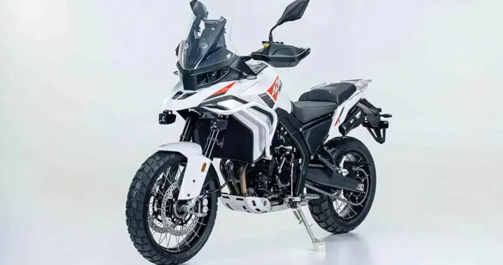 ZXMoto 820X, 116 CV e 3 cilindri: sfida alla Triumph Tiger 900