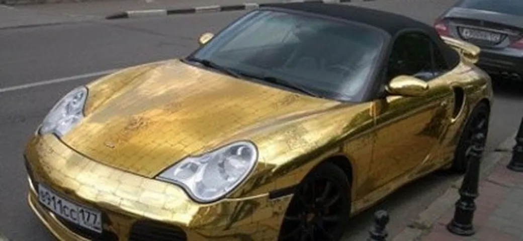 Una Porsche carica d'oro