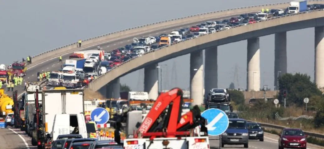 L'incidente coinvolge oltre 100 automobili. Colpa della nebbia