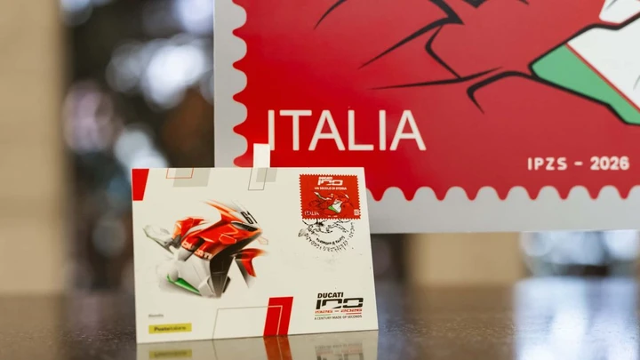 Ducati, l'eccellenza corre sulla carta: svelato il francobollo dei 100 anni