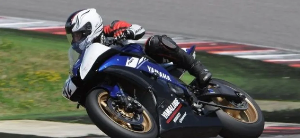 Scatto in Corsa: Yamaha R6 in pista a Misano