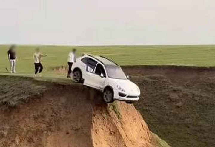 Bullismo sulla Porsche Cayenne, lanciata nel vuoto | Video