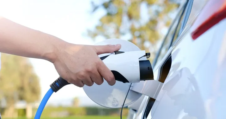 Addio ai vantaggi fiscali per le auto elettriche, c'è chi pensa di tassarle