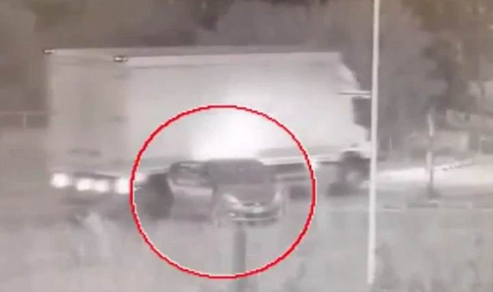 Il camionista sperona l'auto dei rapinatori [Video]
