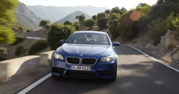 BMW M550dx: trazione integrale e 700 Nm per il 3.0 tri-turbodiesel
