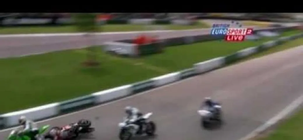 BSB: Spettacolare incidente di Joshua Brookes a Mallory Park