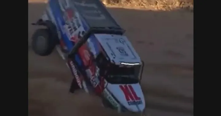 Dakar 2022: incidente con ribaltamento per un camion [Video]